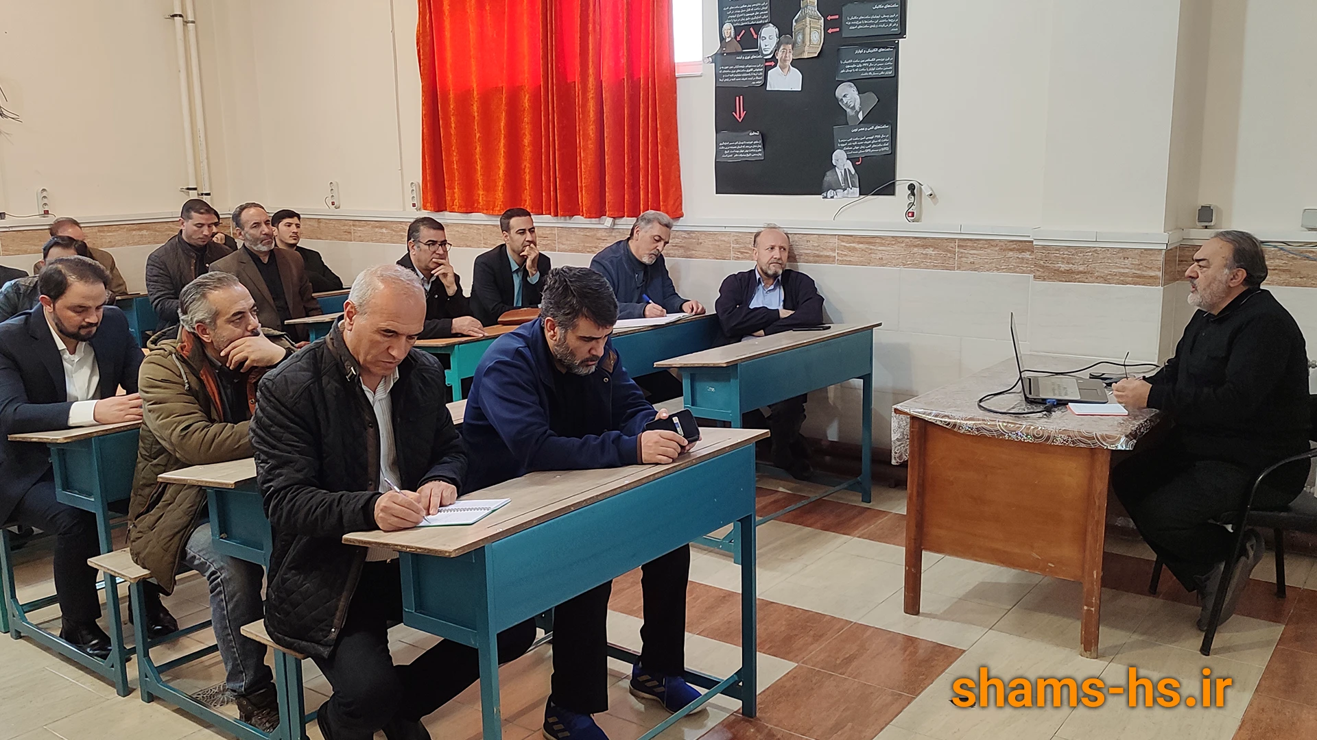 جلسه شورای دبیران دبیرستان غیردولتی شمس